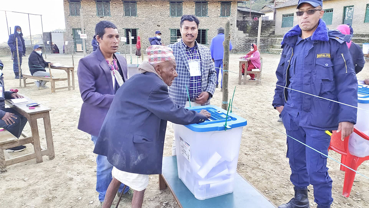 म्याग्दीमा १०७ वर्षीय वृद्धले गरे मतदान 